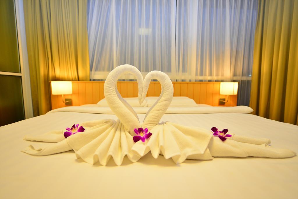 Modern Thai Suites Phuket Esterno foto