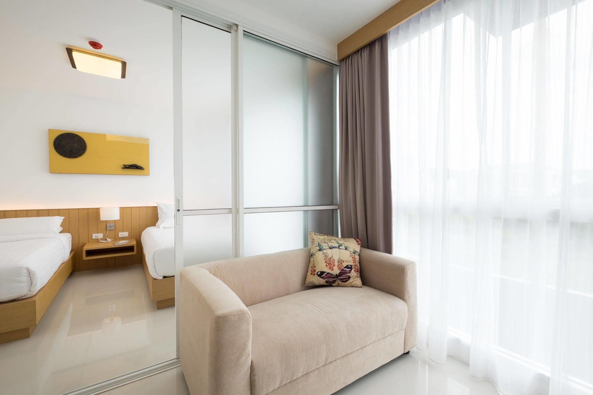 Modern Thai Suites Phuket Esterno foto