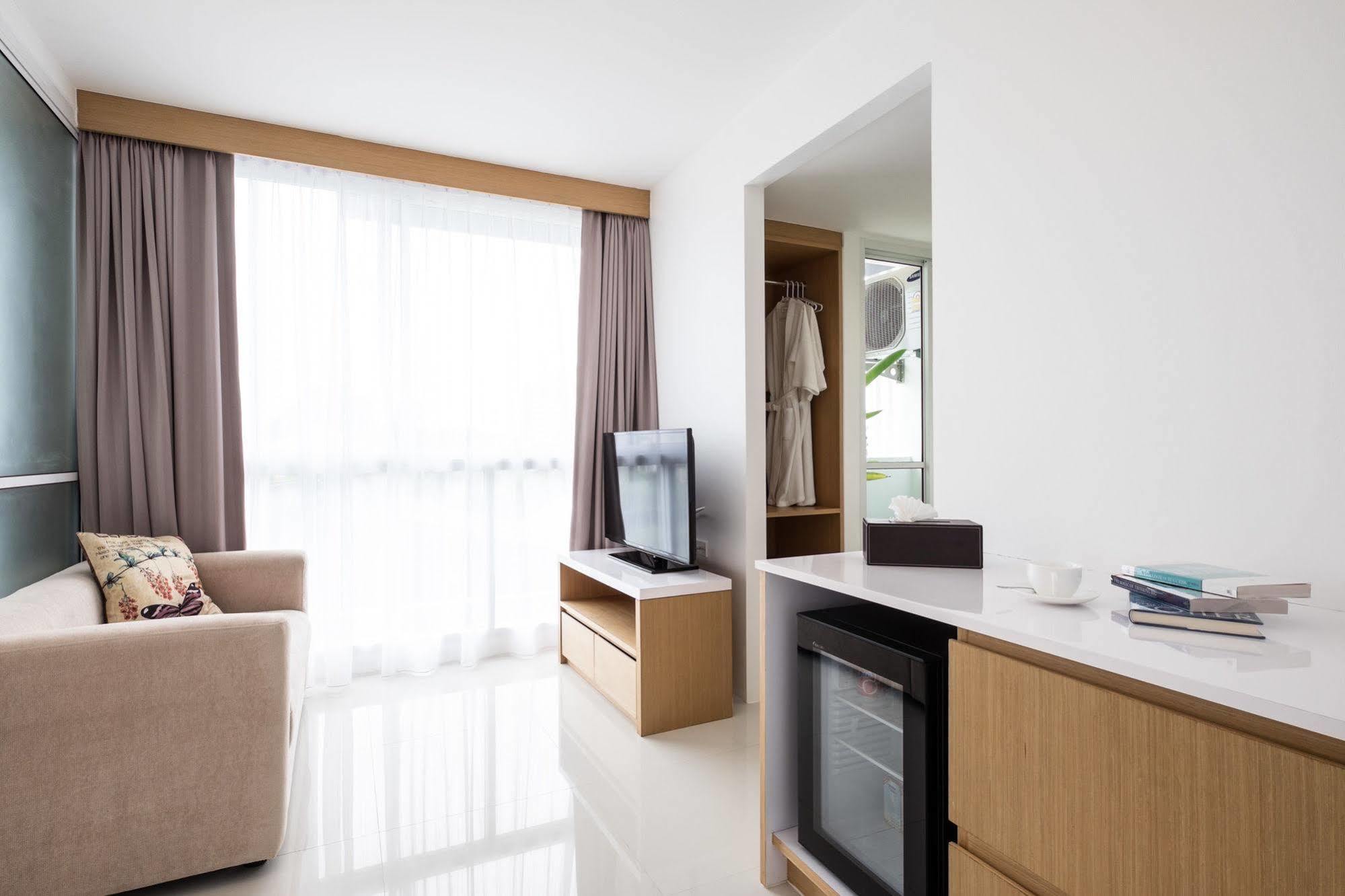 Modern Thai Suites Phuket Esterno foto