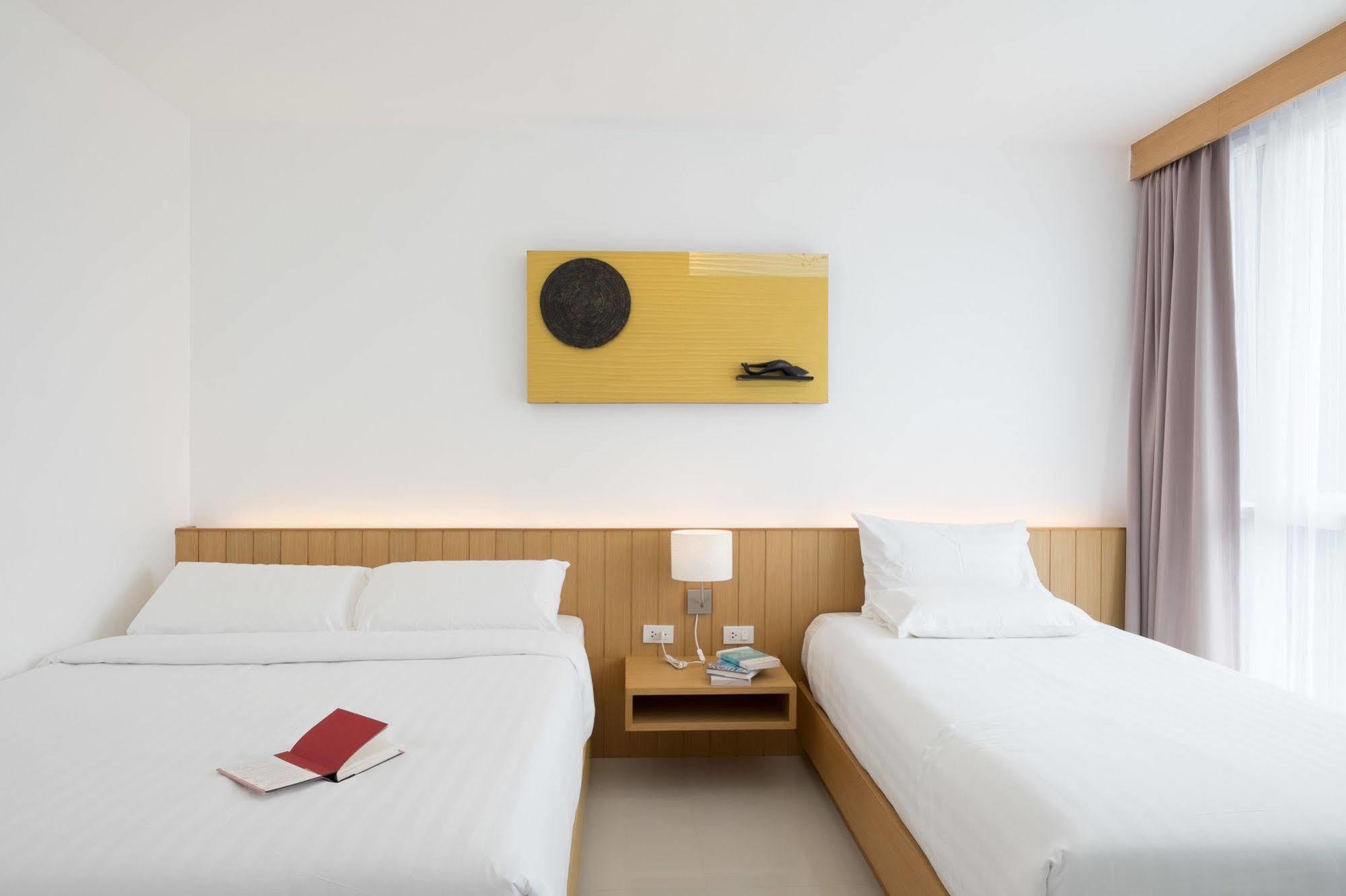 Modern Thai Suites Phuket Esterno foto