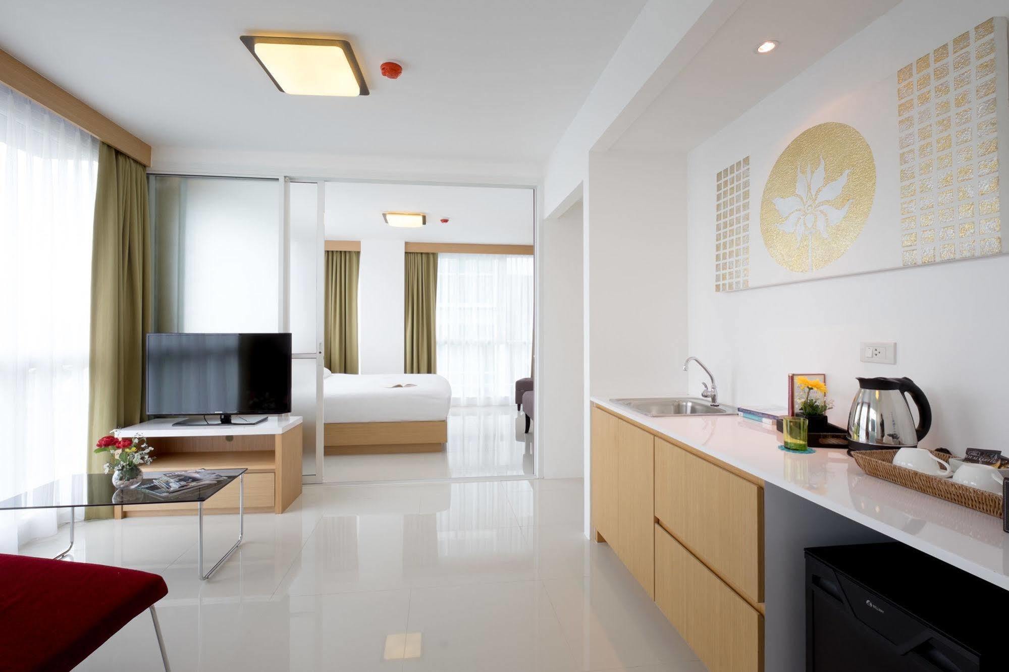 Modern Thai Suites Phuket Esterno foto