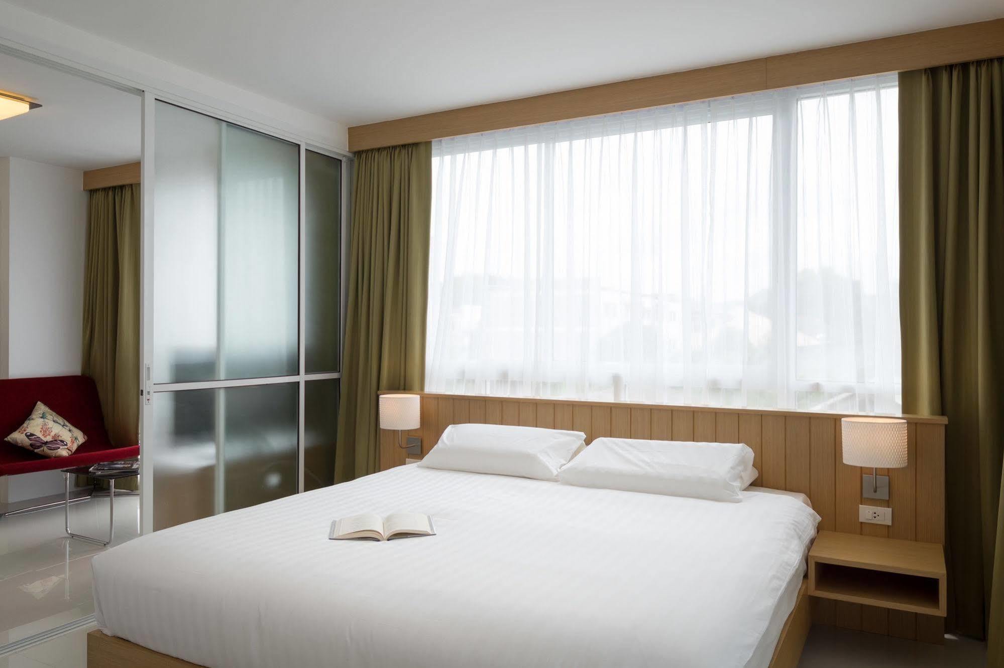 Modern Thai Suites Phuket Esterno foto